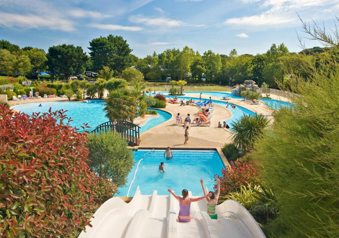 Vivez une expérience conviviale dans un bel espace aquatique avec piscines au camping La Grand’ Métairie !